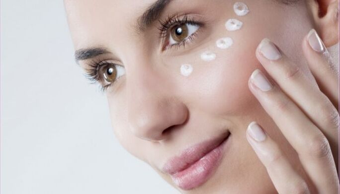 Rejuvenate the skin around the eyes with a cream