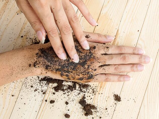 Rub hands with salt and coffee